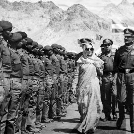 אינדירה גנדי, ראש ממשלת הודו, סוקרת מסדר צבאי, 1980 (Universal History Archive/ Universal Images Group via Getty Images)