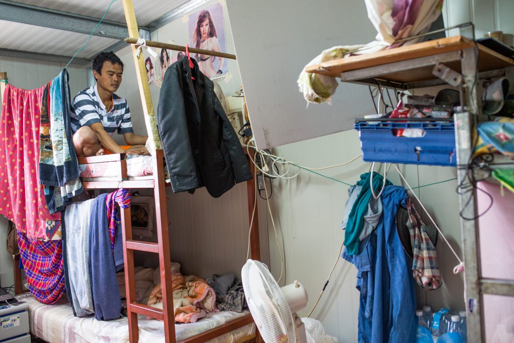 עובד תאילנדי במגוריו במושב פרזון, נובמבר 2013 (יותם רונן / אקטיבסטילס)