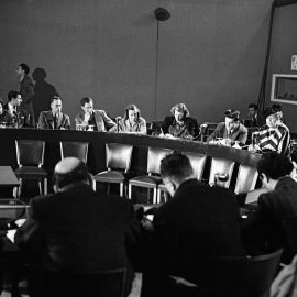 מסיבת עיתונאים לאחר השלמת ניסוחה של "ההכרזה לכל באי עולם בדבר זכויות האדם", בהשתתפות אלינור רוזוולט והדיפלומט הלבנוני שארל מאליכ, ממובילי המהלך, פריז, דצמבר 1948 (UN Photo)