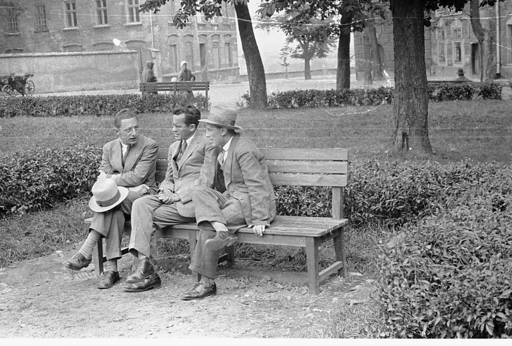 אבא אחימאיר (במרכז) בקרקוב, פולין (זאב אלכסנדרוביץ'; באדיבות ארכיון מכון ז'בוטינסקי)