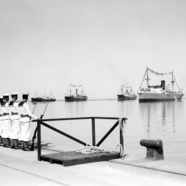 משמר כבוד של חיילי חיל הים הבריטי מול אוניות העושות דרכן לנמל, טקס פתיחת נמל חיפה, אוקטובר 1933 (צילום: זולטן קלוגר, לע"מ)
