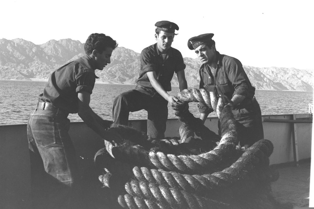 חיילי צה"ל על סיפונה של האונייה "מִבטח", ים סוף, 1957 (לע"מ) 