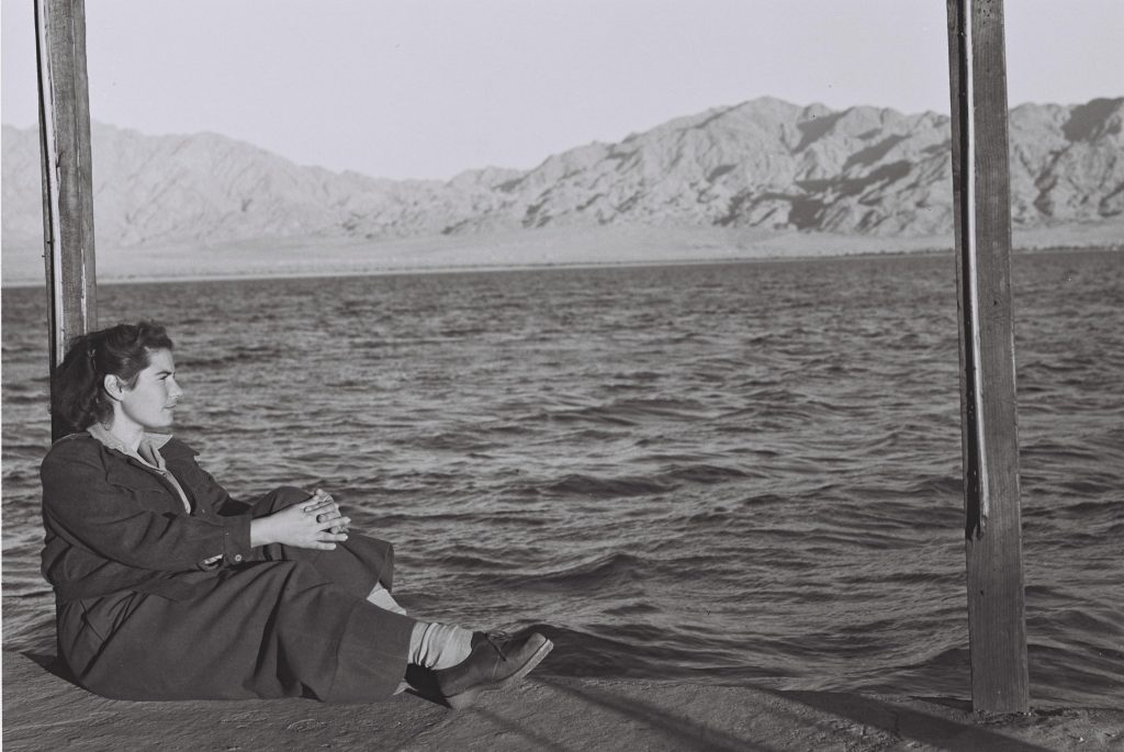 שוש חבס, ראש לשכת הרמטכ"ל יגאל ידין, בעת שיט במפרץ אילת, 1949 (לע"מ, דוד אלדן)