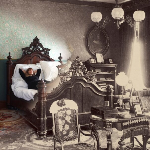 דנה לוי, דימוי מתוך מיצב וידאו ״פרויקט בית קמפבל - חדר שינה״, הקרנת וידאו על גבי צילום ארכיון משנת 1885, 2021