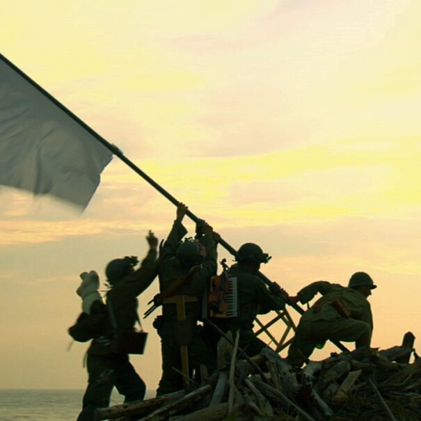 מורימורה יאסומסה, מתוך עבודת הווידיאו מתנת הים: להניף את הדגל בפסגת הקרב, 23 דקות, 2010. HDTV © באדיבות האמן ומשרד יושיקו אישיקי, טוקיו