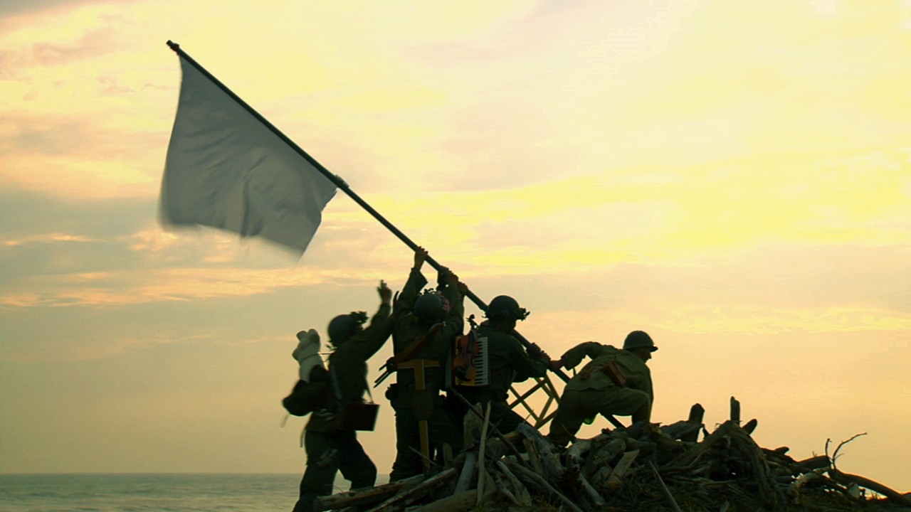 מורימורה יאסומסה, מתוך עבודת הווידיאו מתנת הים: להניף את הדגל בפסגת הקרב, 23 דקות, 2010. HDTV © באדיבות האמן ומשרד יושיקו אישיקי, טוקיו